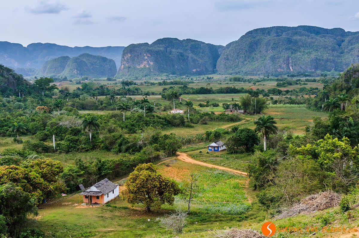 Paisaje con casas, Valle de Viñales, Cuba | Que hacer en La Habana Paisaje con casas, Valle de Viñales, Cuba | Que hacer en La Habana