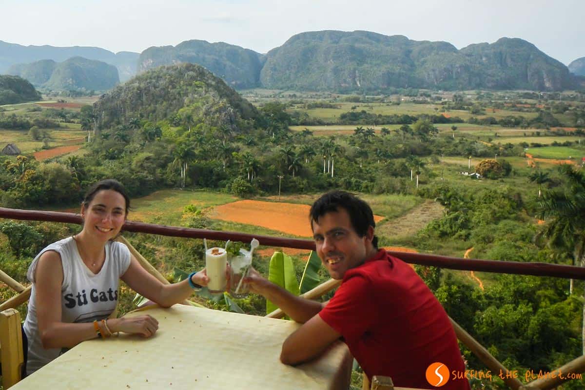 Tomando una piña colada en el Valle de Viñales, Viñales, Cuba | Que hacer en Viñales