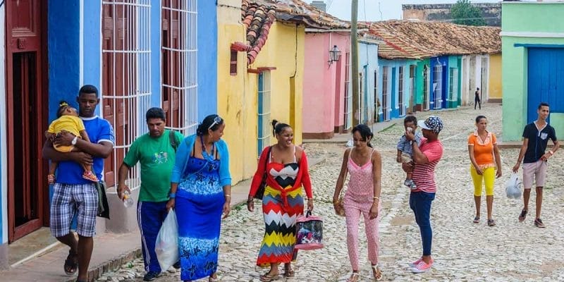 Que ver en Trinidad | Gente en la calle, Trinidad, Cuba