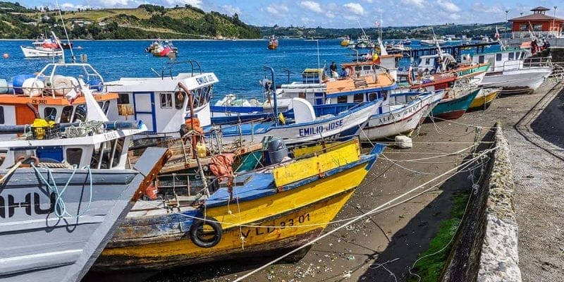 Barcos de colores, Isla de Chiloé, Chile