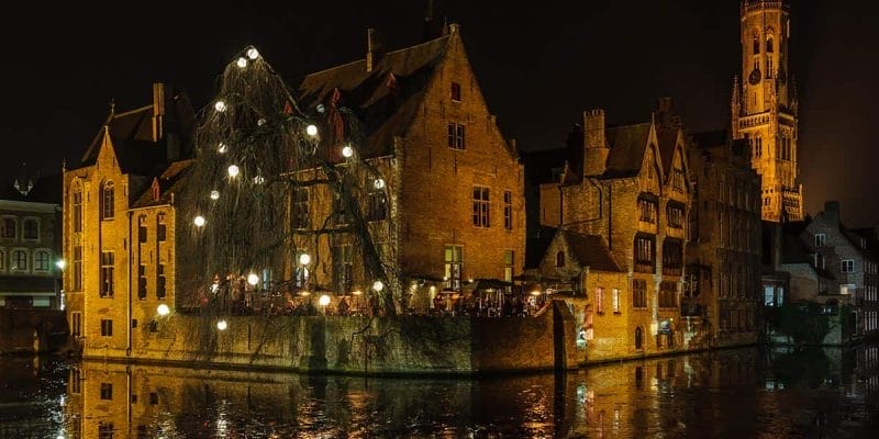 Muelle de Rosario de noche, Brujas, Belgica