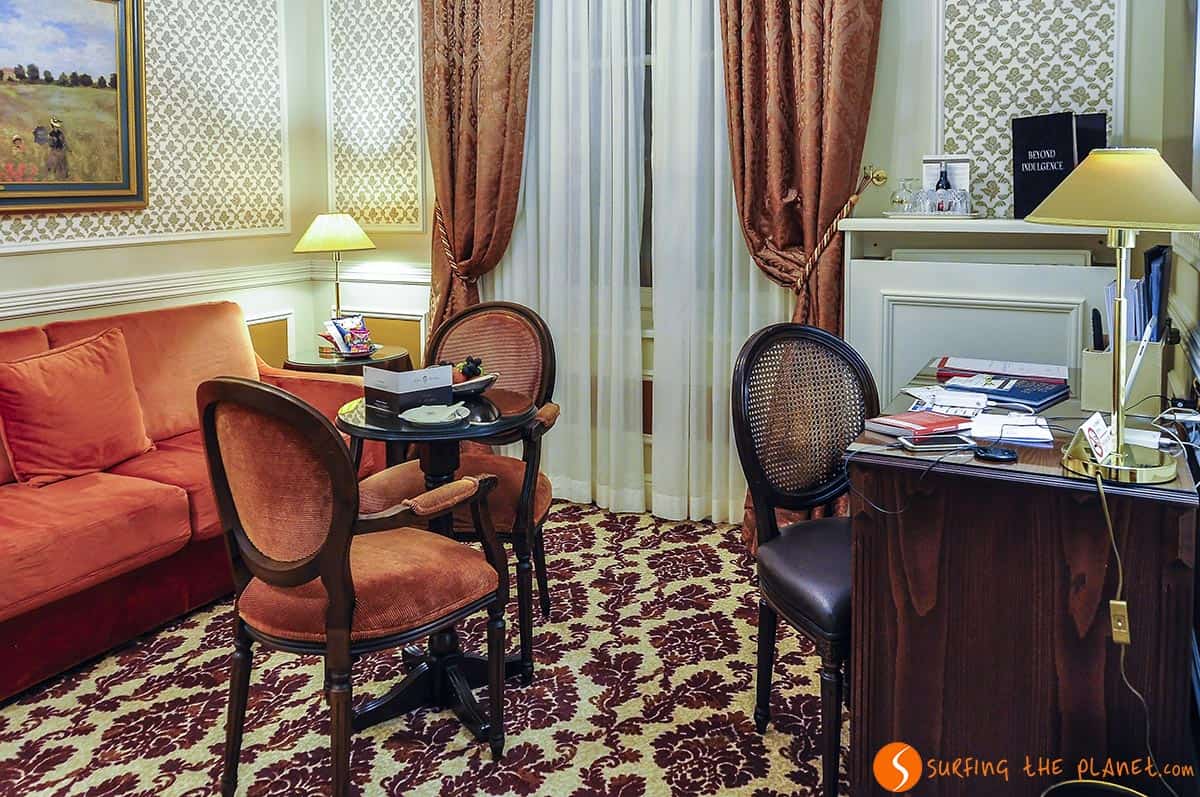 living room in the deluxe double beed room, Hotel Heritage, Bruges