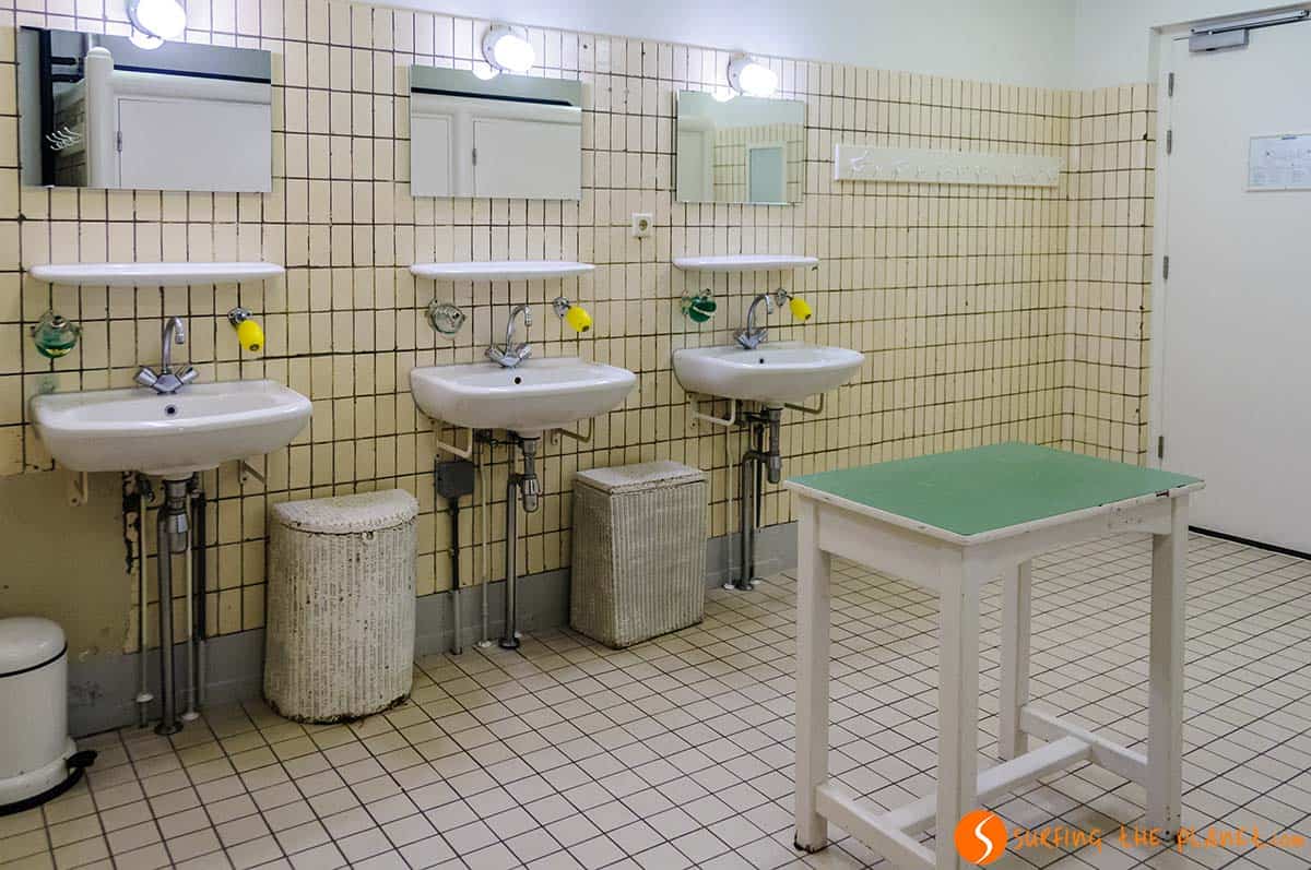 Shared bathroom, Hotel Lloyd, Amsterdam Shared bathroom, Hotel Lloyd, Amsterdam