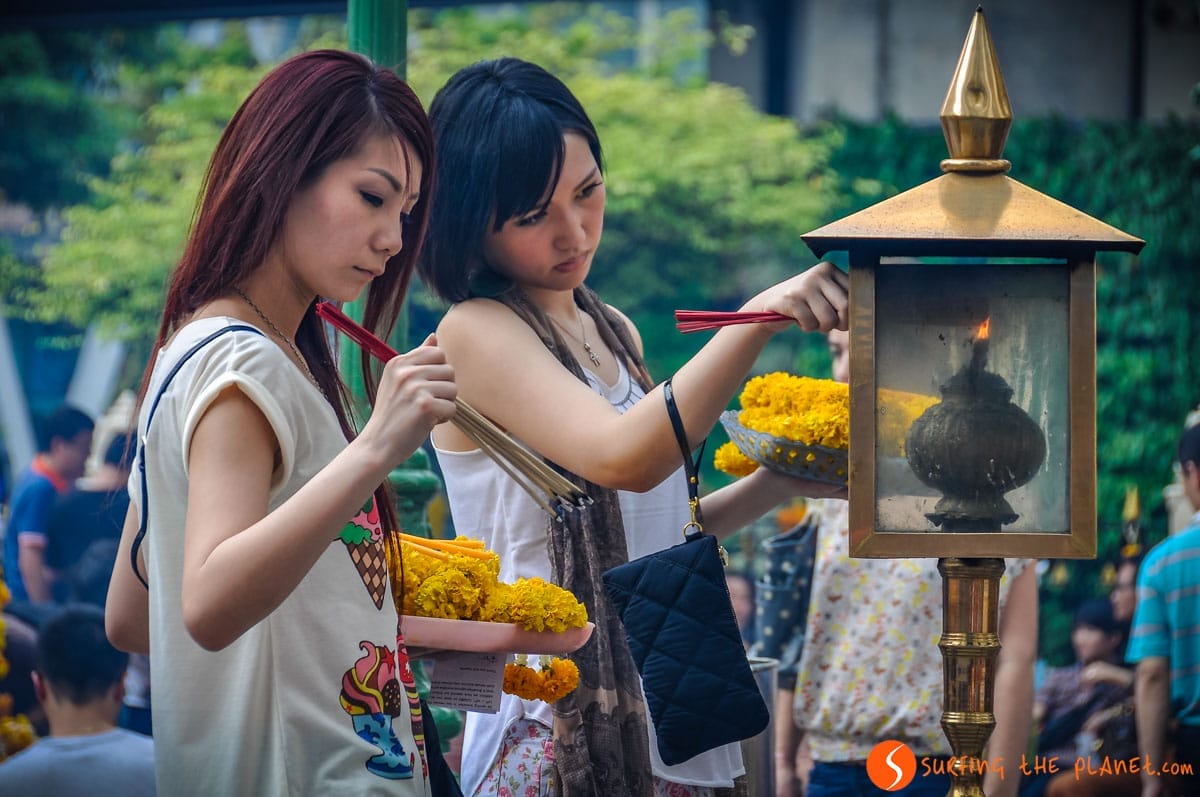 Fieles, Erawan Shrine, Bangkok | Que hacer en Bangkok en 3 días Fieles, Erawan Shrine, Bangkok | Que hacer en Bangkok en 3 días