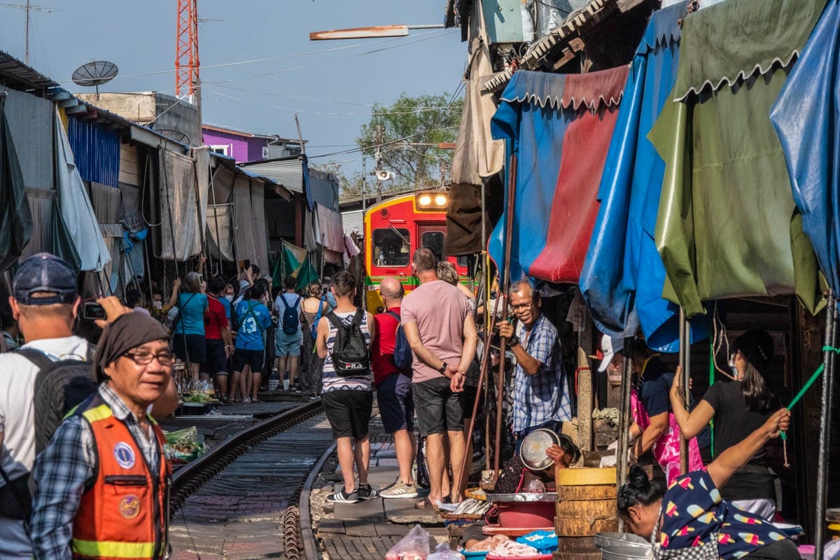 Mercado sobre la vía de tren, Bangkok | Que hacer en Bangkok en una semana Mercado sobre la vía de tren, Bangkok | Que hacer en Bangkok en una semana
