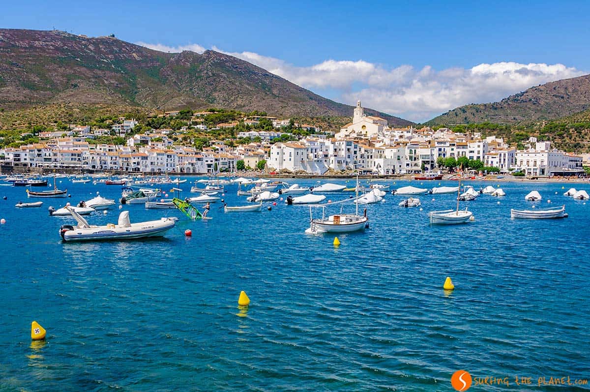 Barcos en la bahía, Cadaqués, Cataluña Barcos en la bahía, Cadaqués, Cataluña