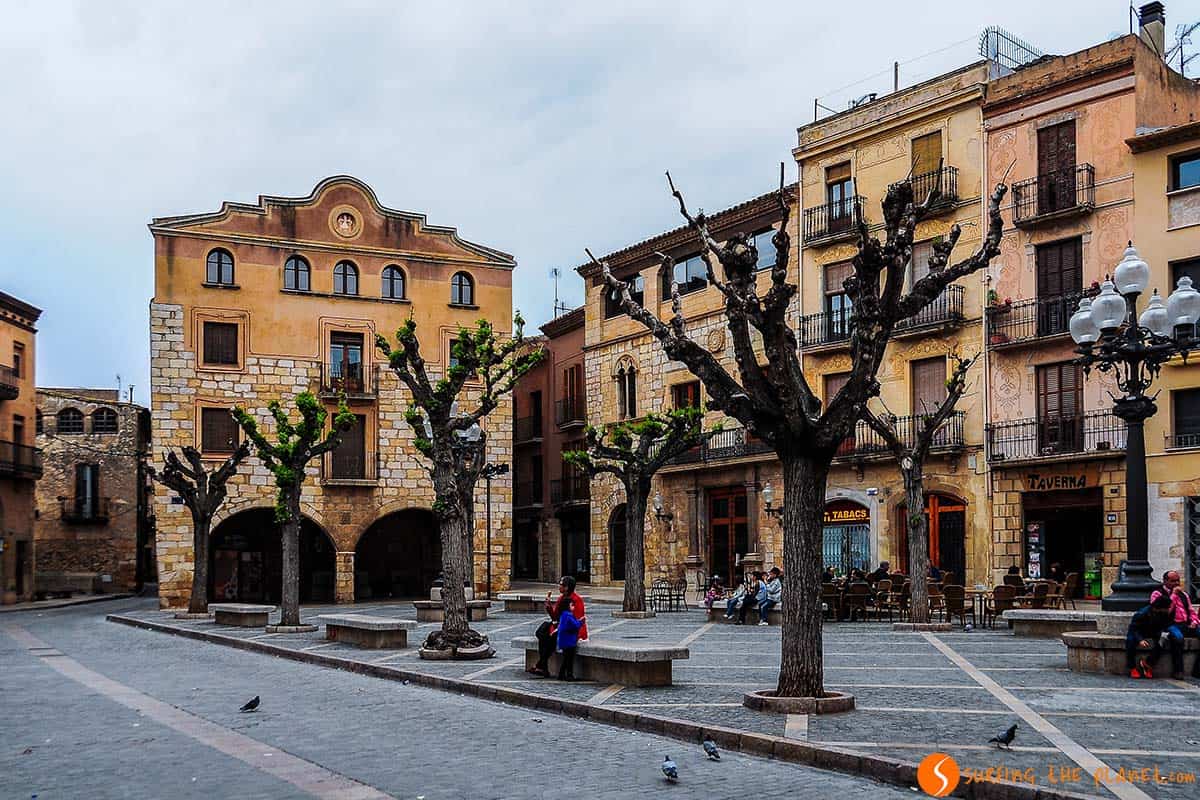 Plaza tranquila, Montblanc, Cataluña | Pueblos cerca de Barcelona