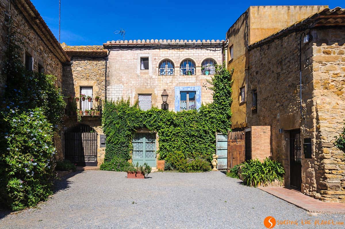 Plaza pintoresca, Peratallada, Cataluña | Qué ver y hacer en Girona