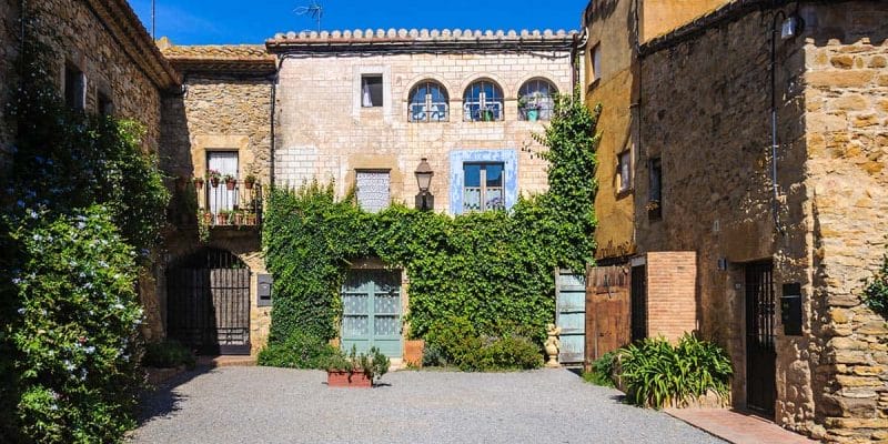 Que ver en Peratallada | Plaza pintoresca, Peratallada, Cataluña
