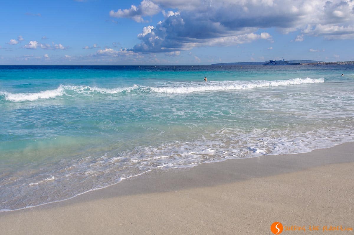Olas en Playa Llevant, Formentera, España | Que hacer en Formentera