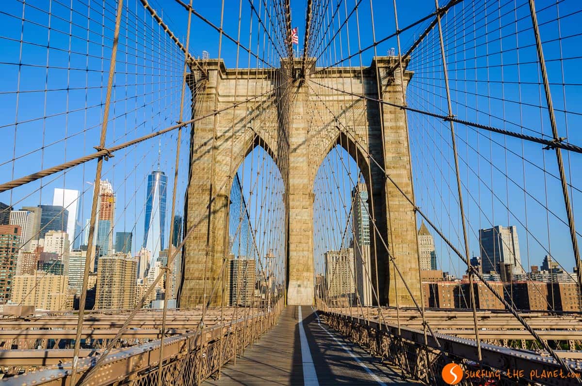 Estar solo en el Puente de Brooklyn, Nueva York | Ruta por la Costa Este de Estados Unidos