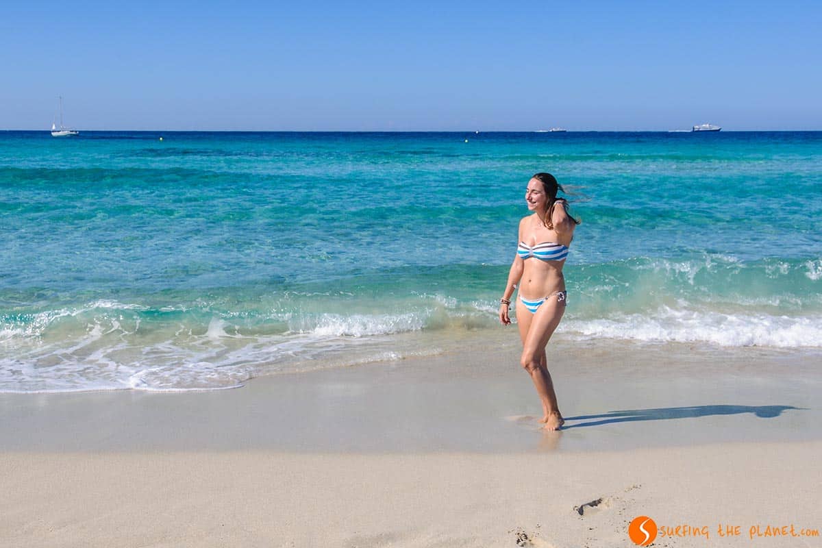 Rachele en la Playa Ses Illetes, Formentera, España | Que ver en Ibiza Rachele en la Playa Ses Illetes, Formentera, España | Que ver en Ibiza