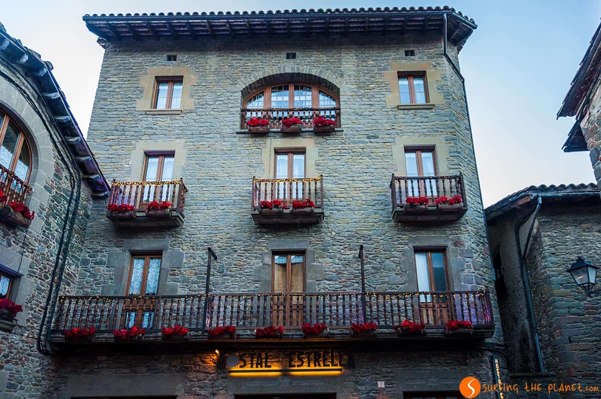Plaza con casa medieval en Rupit, Cataluña, España | Qué ver en Rupit Plaza con casa medieval en Rupit, Cataluña, España | Qué ver en Rupit