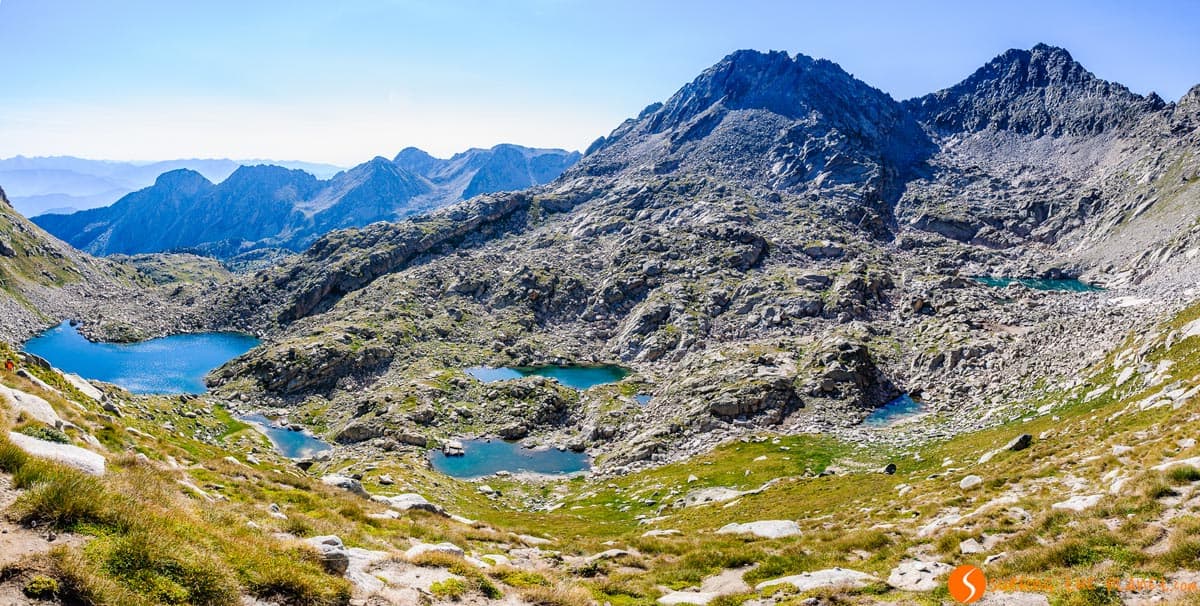 Lagos desde Coll de Monestero, Parque Nacional de Aigüestortes, Cataluña Lagos desde Coll de Monestero, Parque Nacional de Aigüestortes, Cataluña
