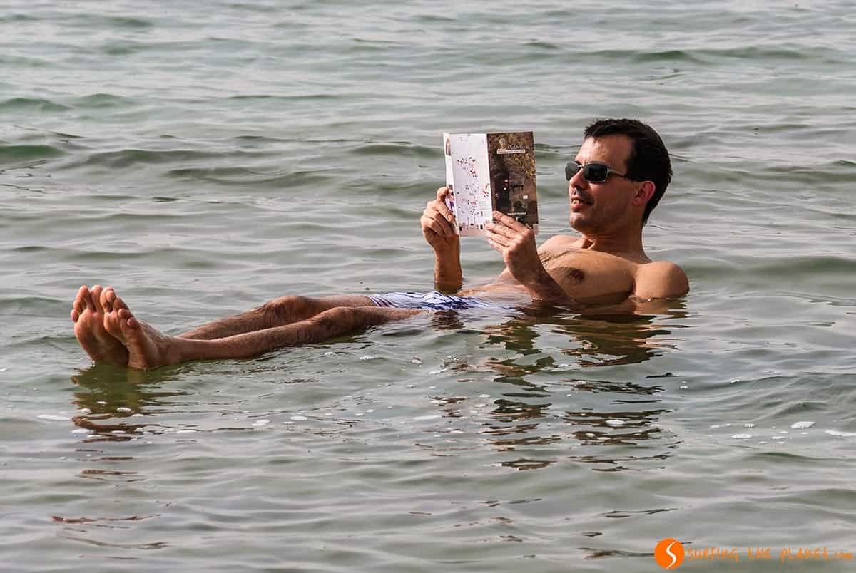 Gabor Flotando en el Mar Muerto, Jordania | Qué visitar en Jordania en 15 días Gabor Flotando en el Mar Muerto, Jordania | Qué visitar en Jordania en 15 días