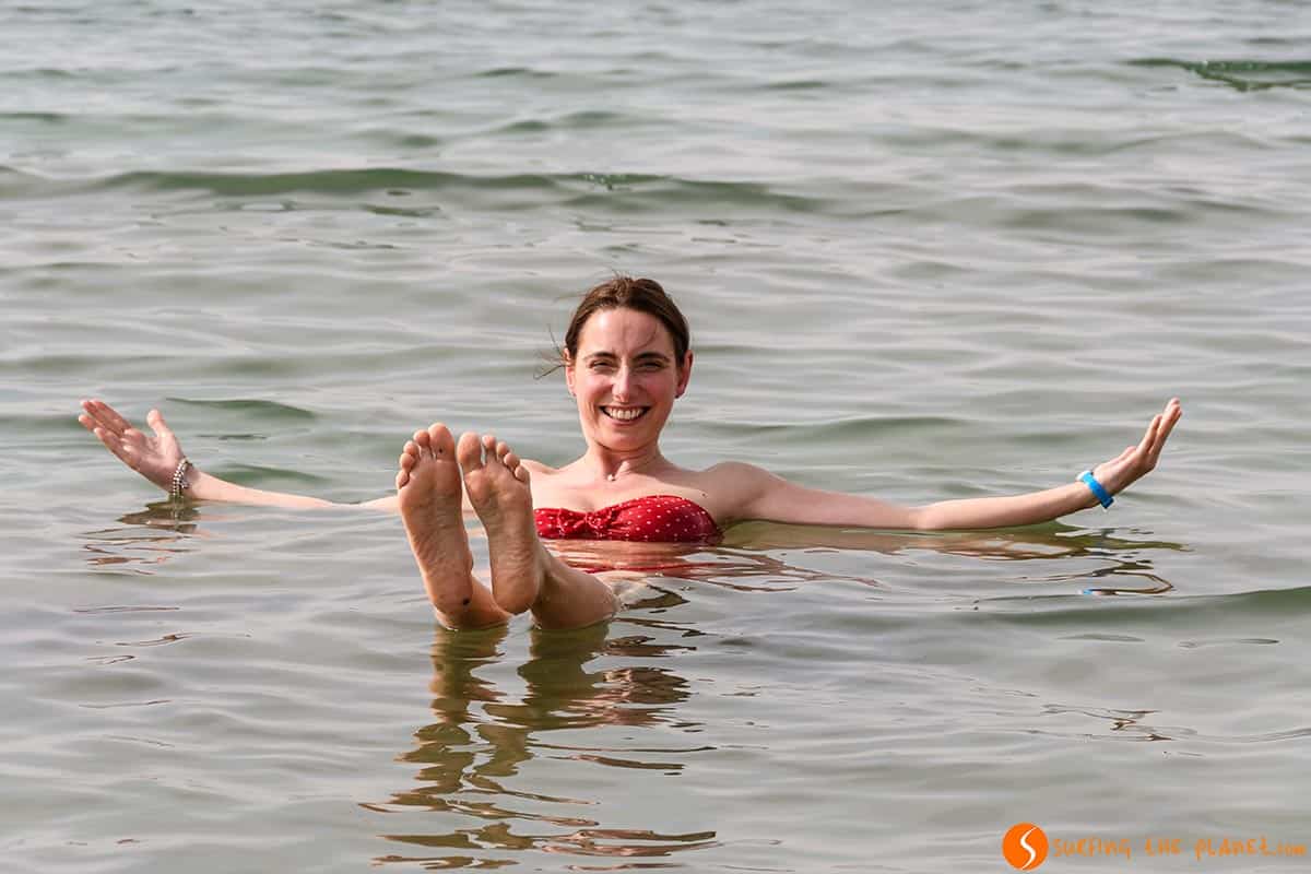 Rachele Flotando en el Mar Muerto, Jordania Rachele Flotando en el Mar Muerto, Jordania