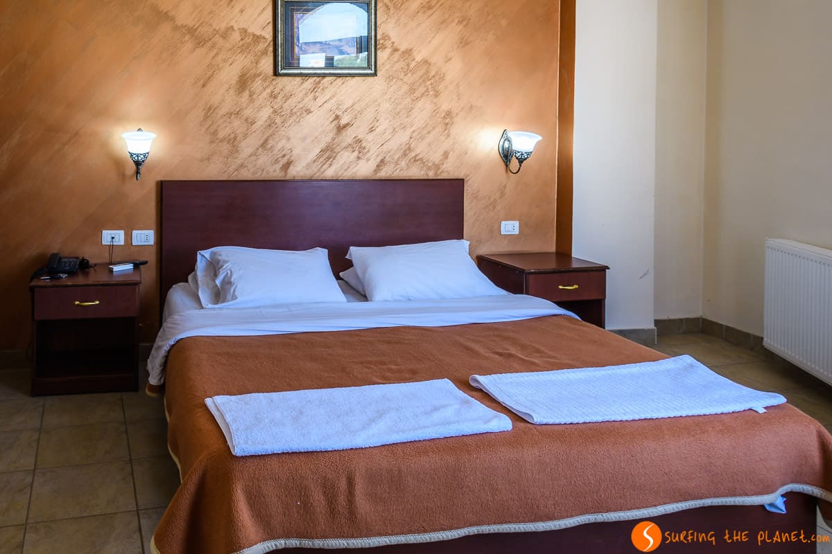 Cama, Hotel Rumman, Madaba, Jordania Cama, Hotel Rumman, Madaba, Jordania