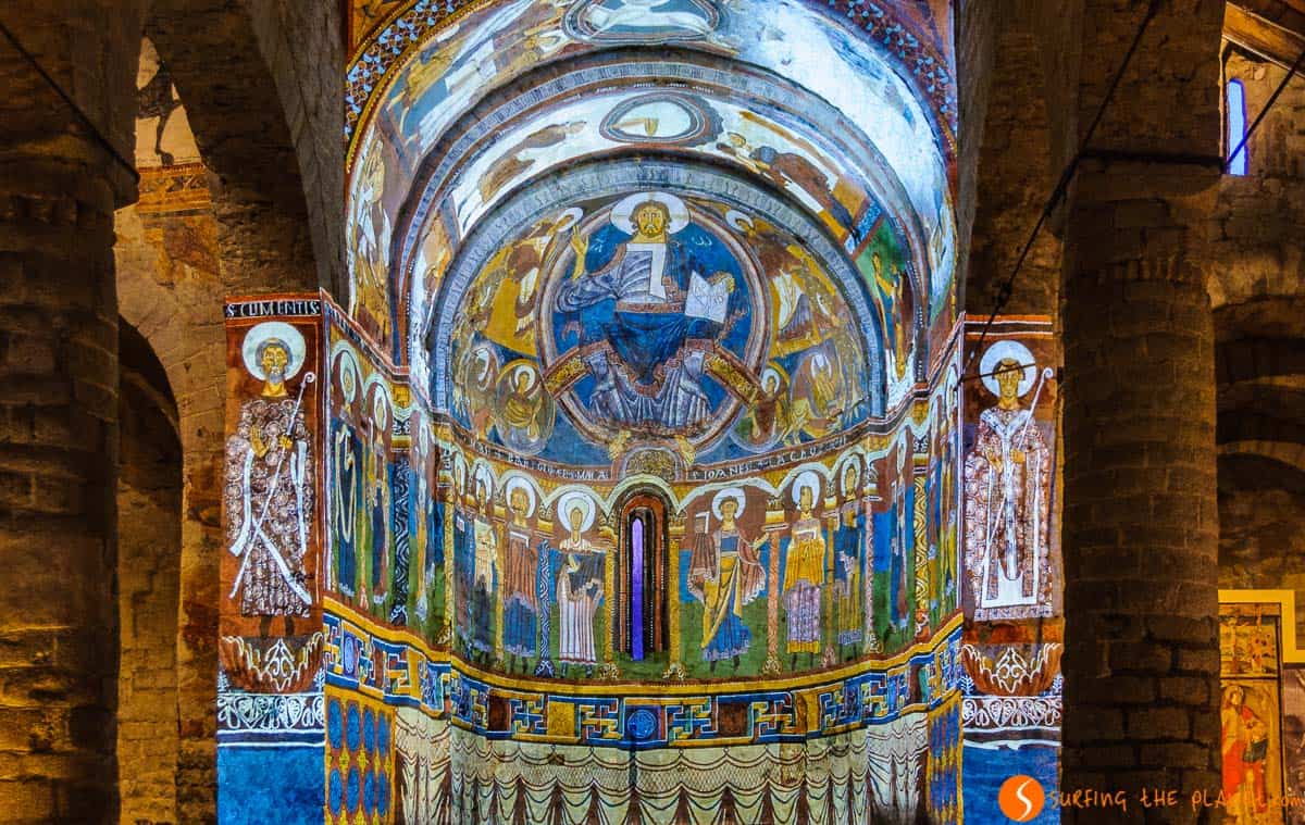 Interior de Sant Ciment de Taüll, Vall de Boí, Cataluña Interior de Sant Ciment de Taüll, Vall de Boí, Cataluña