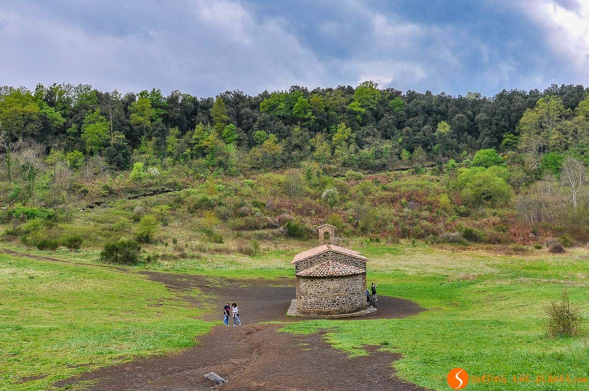 Volcán de Santa Margarida, La Garrotxa, Cataluña | 10 Imprescindibles que hacer en La Garrotxa Volcán de Santa Margarida, La Garrotxa, Cataluña | 10 Imprescindibles que hacer en La Garrotxa
