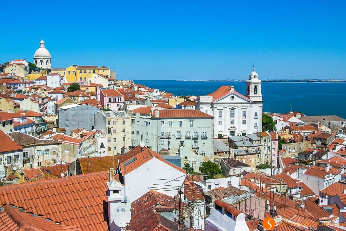 Look-out in Alfama, Lisban, Portugal | Travel to Porto or Lisbon Look-out in Alfama, Lisban, Portugal | Travel to Porto or Lisbon