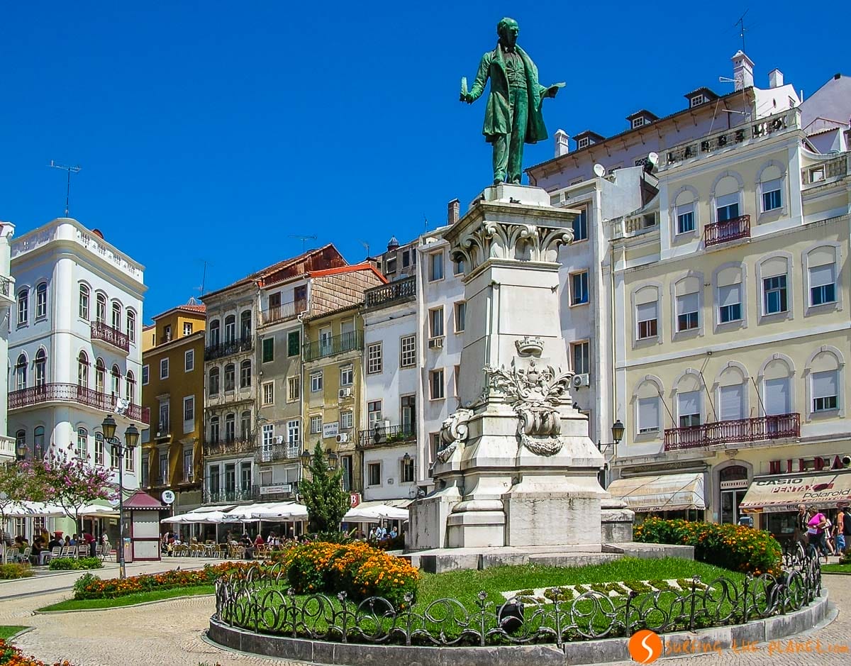 Plaza con escultura, Coimbra, Portugal | 20 Cosas que ver y hacer en Oporto en un día o dos Plaza con escultura, Coimbra, Portugal | 20 Cosas que ver y hacer en Oporto en un día o dos