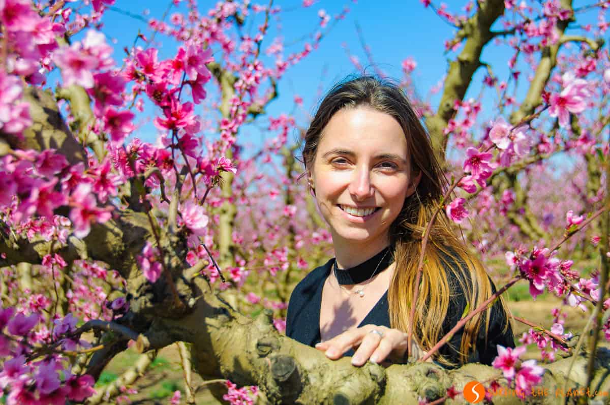 Rachele entre flores de melocotón, Aitona, Lleida, Cataluña | Campos en flor cerca de Barcelona