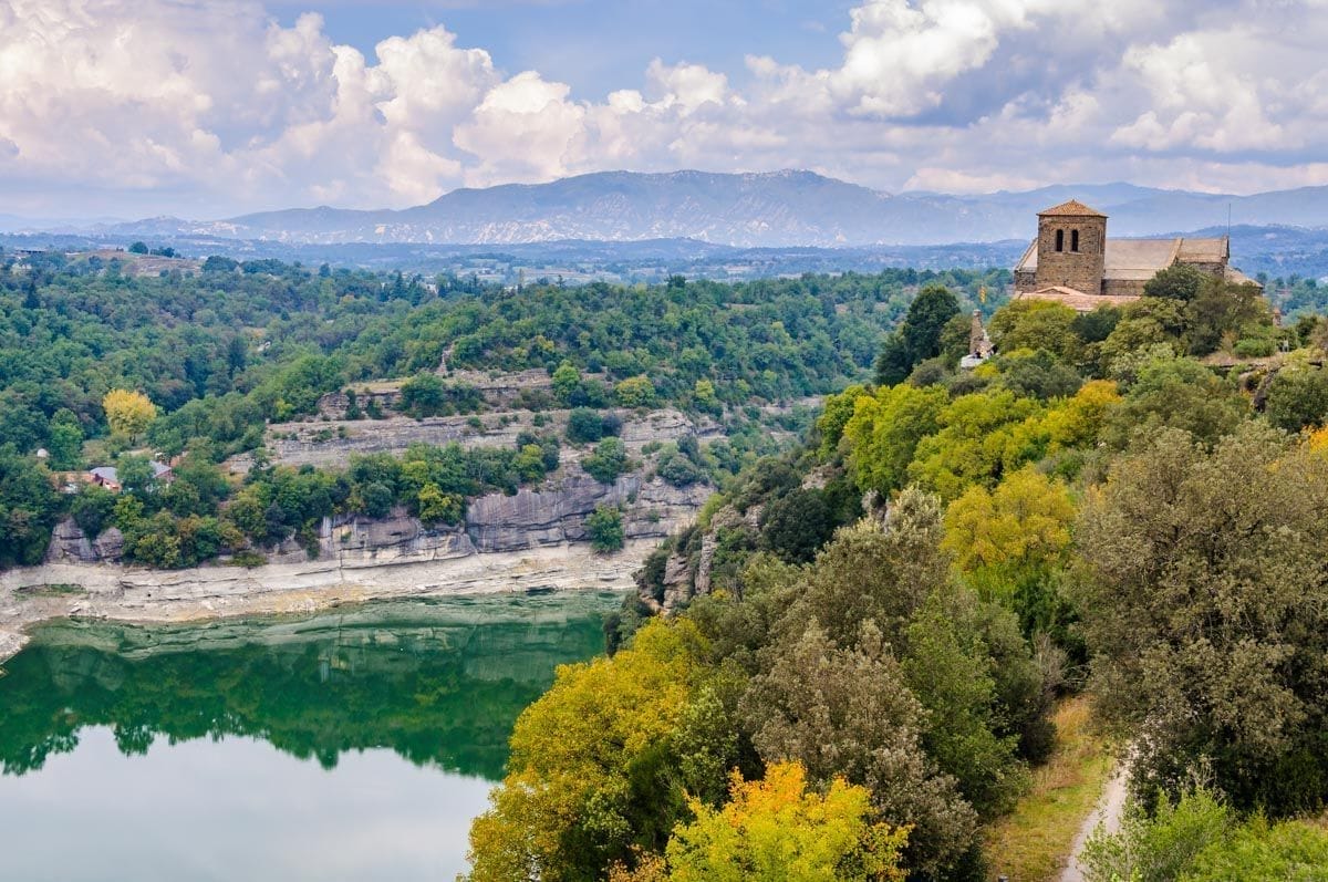 Monasterio de Sant Pere de Casseres, Pantano de Sau, Cataluña | Fin de semana romántico en Cataluña Monasterio de Sant Pere de Casseres, Pantano de Sau, Cataluña | Fin de semana romántico en Cataluña