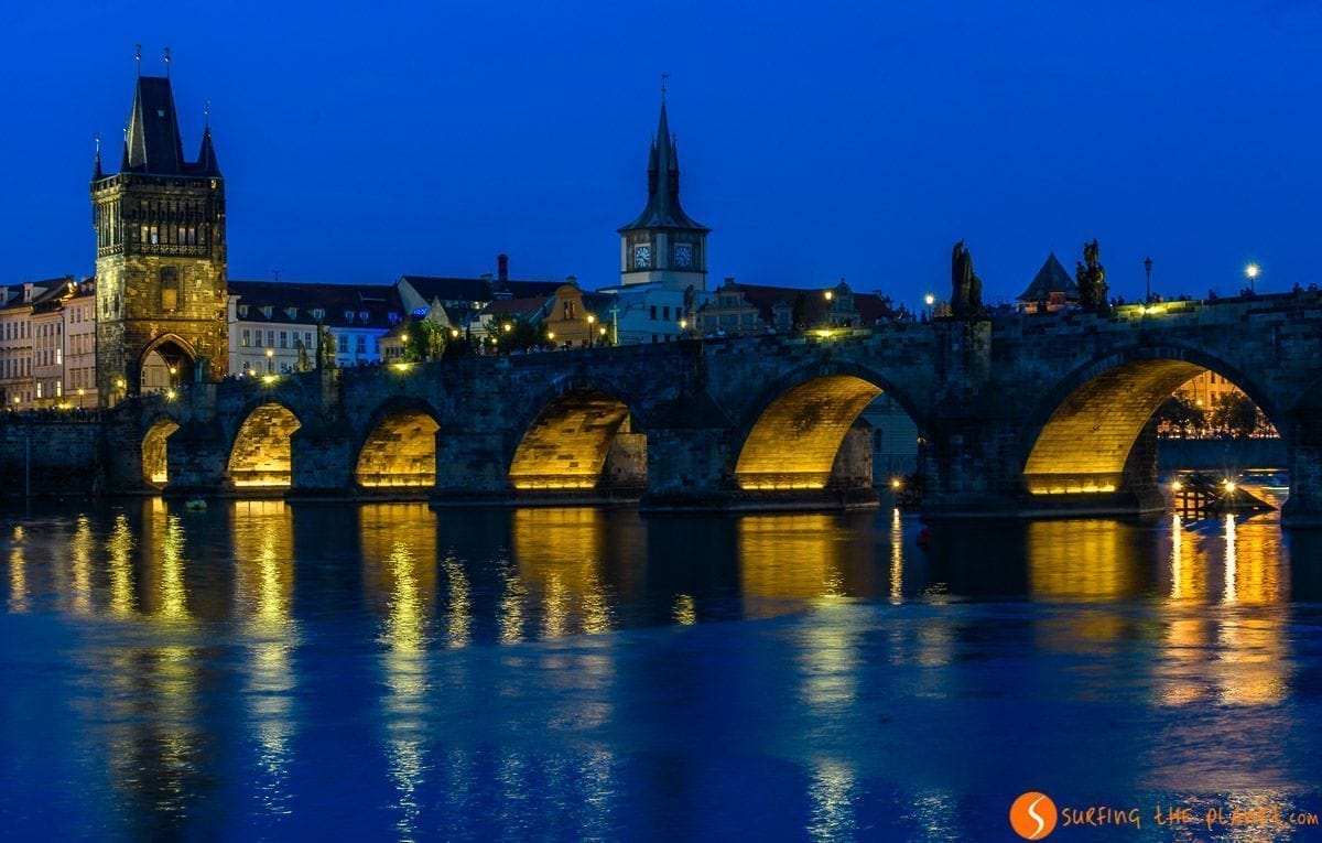 Luces en el Puente de Carlos, Praga, República Checa | Que visitar en Praga en 4 días Luces en el Puente de Carlos, Praga, República Checa | Que visitar en Praga en 4 días