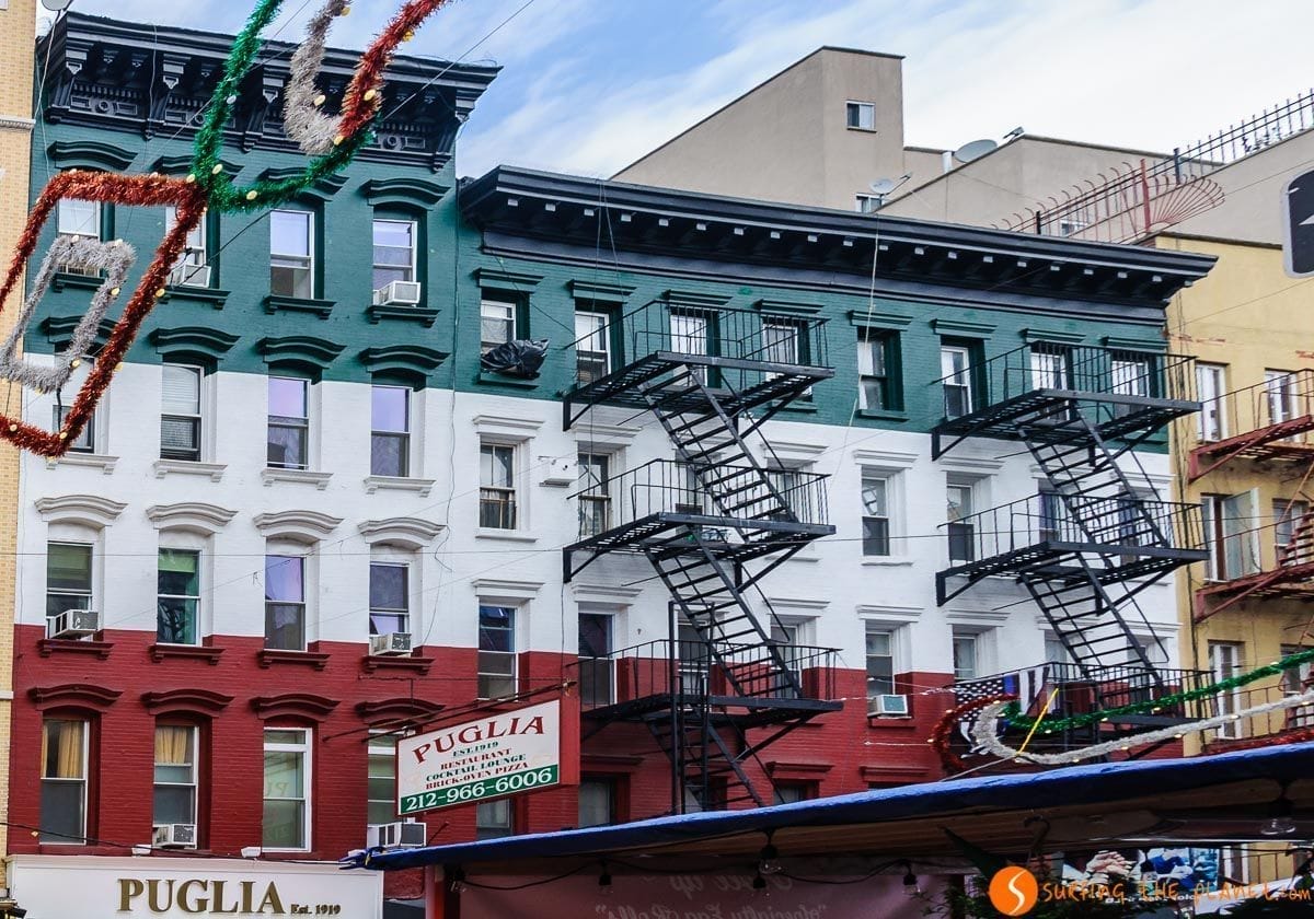Fachada típica de Little Italy, Nueva York, Estados Unidos | Qué visitar en Little Italy Fachada típica de Little Italy, Nueva York, Estados Unidos | Qué visitar en Little Italy