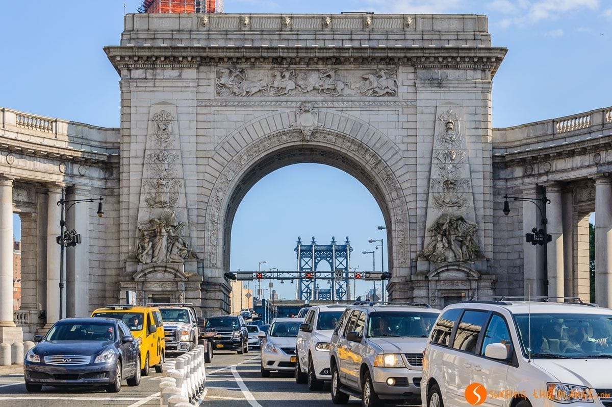 Entrada a Manhattan Bridge, Chinatown, Nueva York, Estados Unidos Entrada a Manhattan Bridge, Chinatown, Nueva York, Estados Unidos
