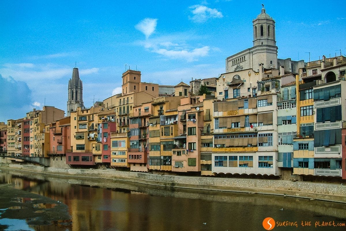 Vista de casas de color, Girona, Cataluña, España