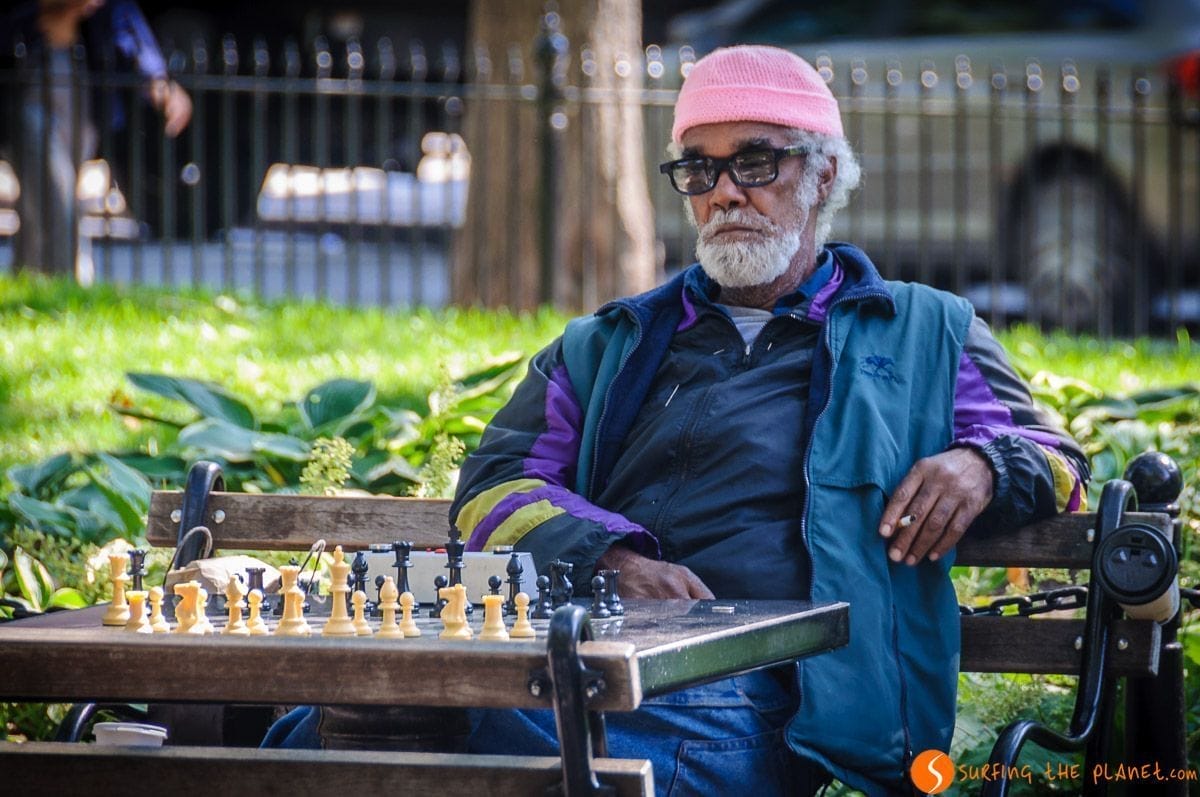 Hombre jugando ajedrez, Washington Square Park, The Village, Nueva York, Estados Unidos | Qué ver en The Village Hombre jugando ajedrez, Washington Square Park, The Village, Nueva York, Estados Unidos | Qué ver en The Village