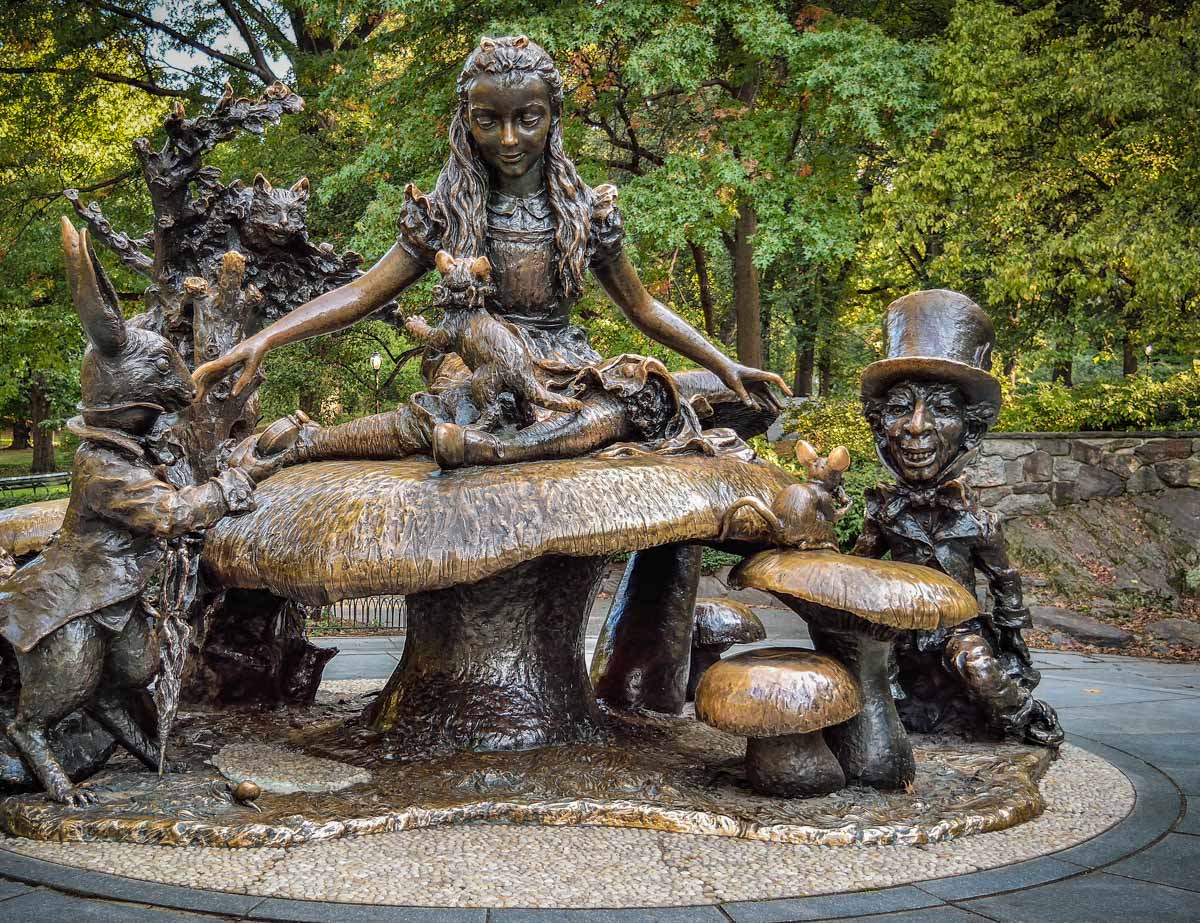 Escultura de Alicia, Central Park, Manhattan, Nueva York, Estados Unidos Escultura de Alicia, Central Park, Manhattan, Nueva York, Estados Unidos