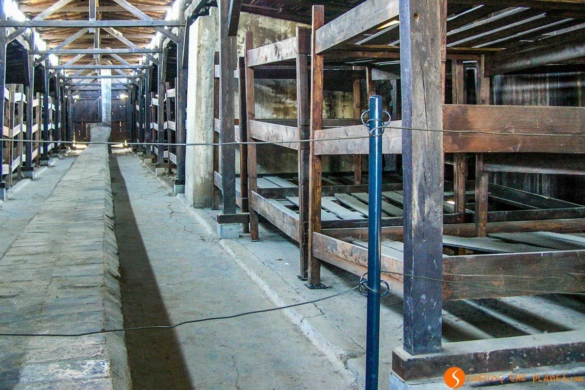 Interior del campo de concentración Auschwitz-Birkenau cerca de Cracovia, Polonia | Excursión a Auscwitz-Birkenau desde Cracovia Interior del campo de concentración Auschwitz-Birkenau cerca de Cracovia, Polonia | Excursión a Auscwitz-Birkenau desde Cracovia