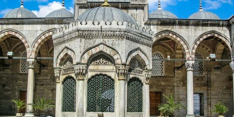 Interior de la Mezquita Nueva, Estambul, Turquía