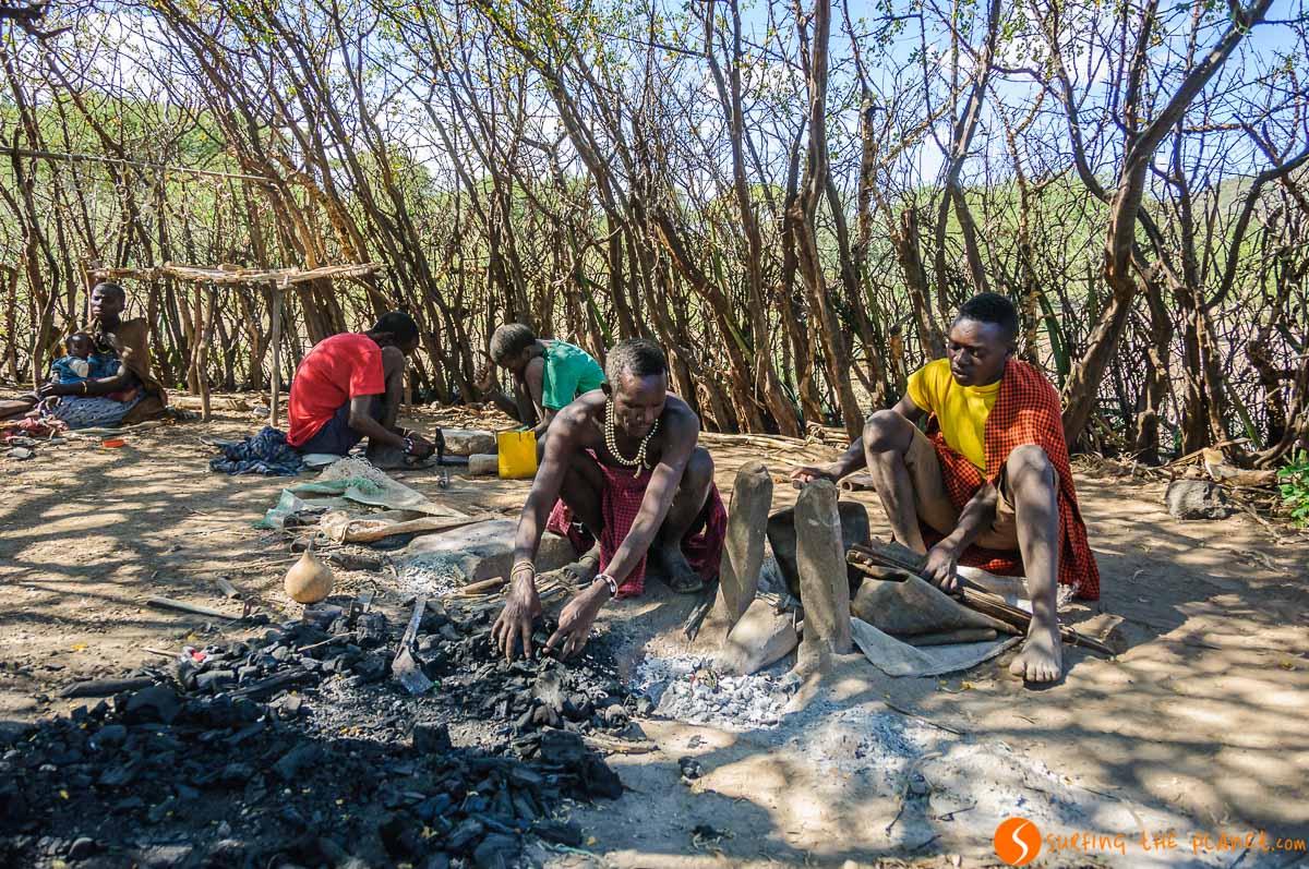 Artesanos Datoga, Lago Eyasi, Tanzania Artesanos Datoga, Lago Eyasi, Tanzania