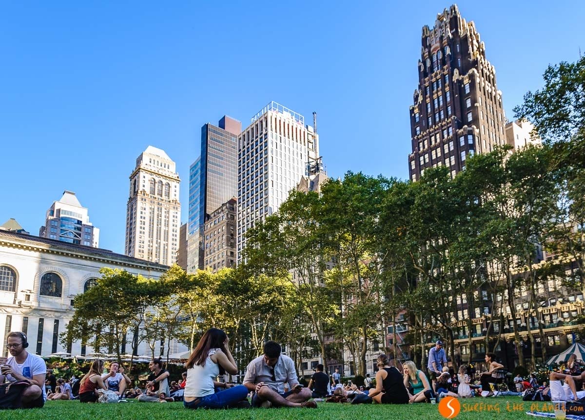 Gente haciendo picnic, Bryant Park, Manhattan, Nueva York Gente haciendo picnic, Bryant Park, Manhattan, Nueva York