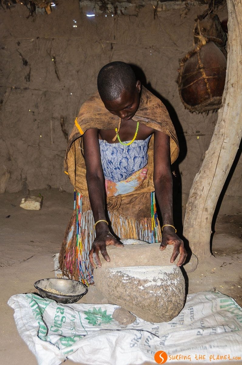 Mujer moliendo semillas, Tribu Datoga, Lago Eyasi, Tanzania Mujer moliendo semillas, Tribu Datoga, Lago Eyasi, Tanzania