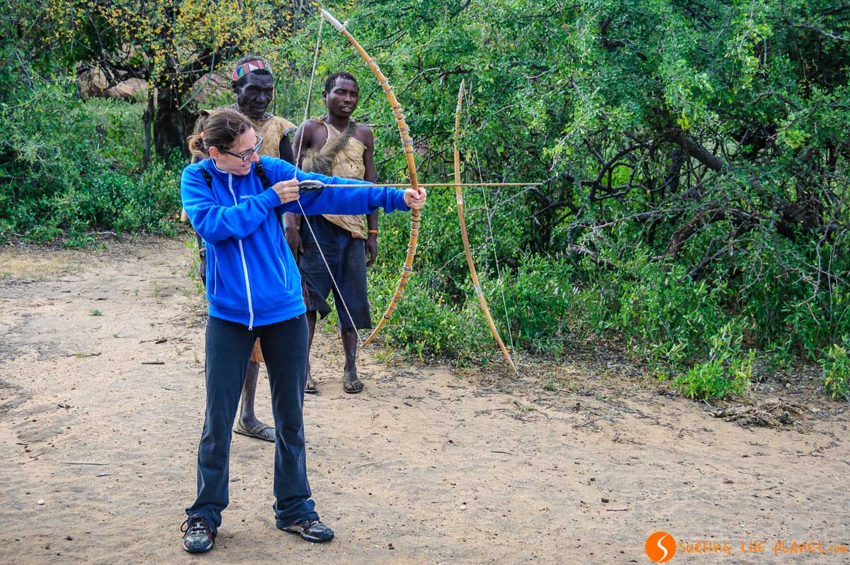 Tiro con arco, Tribu de Bosquimanos, Lago Eyasi, Tanzania | Safari en el Lago Eyasi Tiro con arco, Tribu de Bosquimanos, Lago Eyasi, Tanzania | Safari en el Lago Eyasi