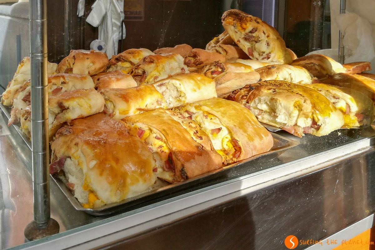 Sandwich en la calle, Nápoles, Italia | Qué comer en Nápoles Sandwich en la calle, Nápoles, Italia | Qué comer en Nápoles