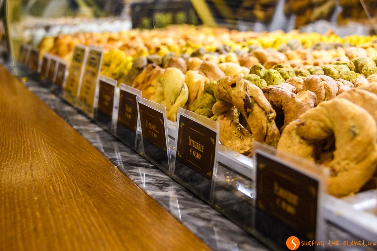 Taralli, Taralleria Napolitana, Nápoles, Italia Taralli, Taralleria Napolitana, Nápoles, Italia