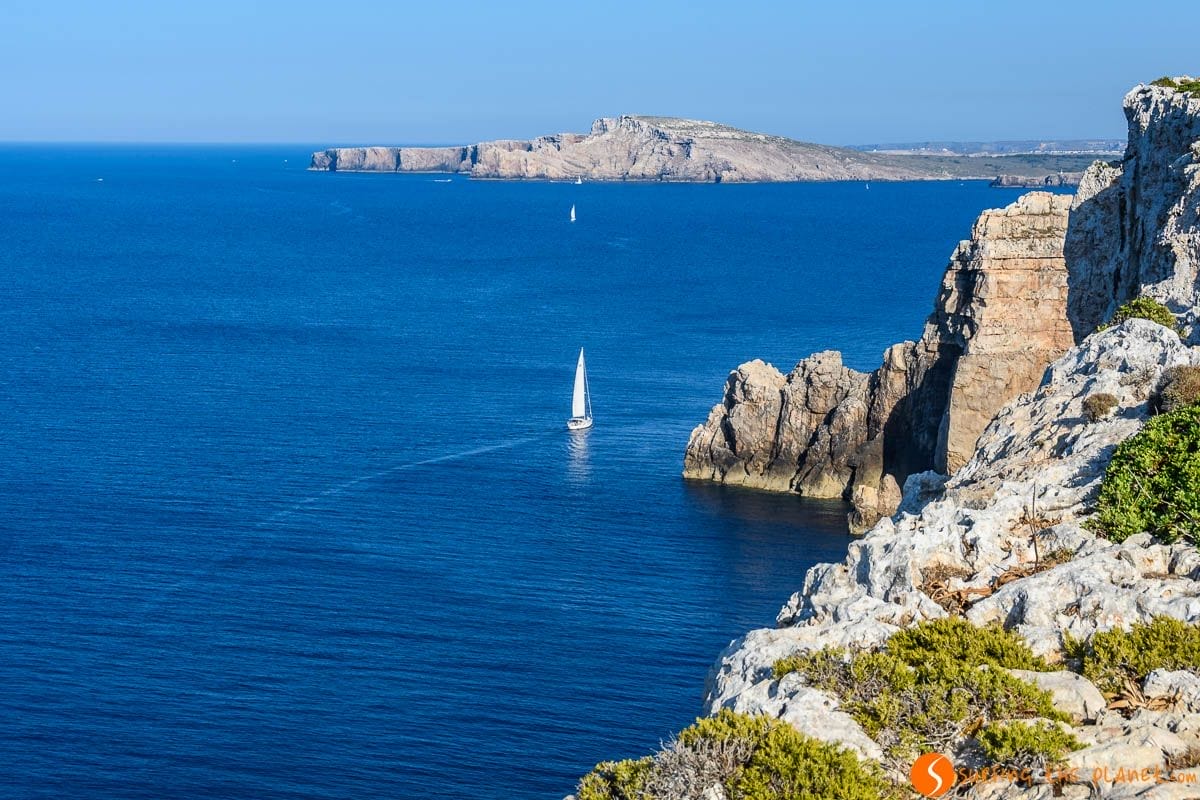 Acantilados cerca del Faro del Cap de Cavalleria, Menorca, España