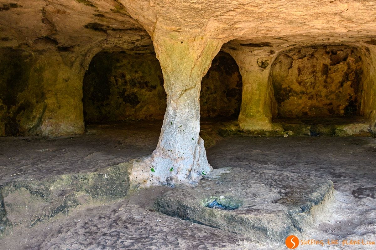 Interior de cueva, Necrópolis de Cala Morell, Menorca, España