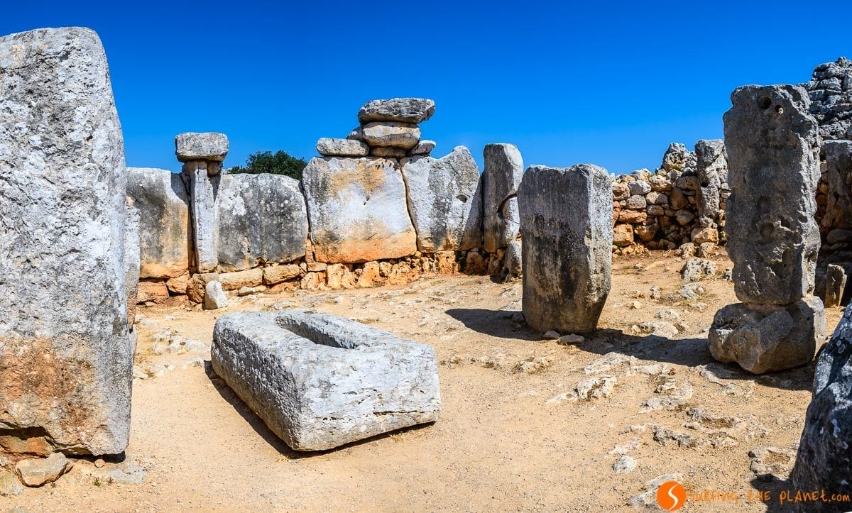 Recinto de taula, Torre d'en Galmés, Menorca, España | Ruta de la arquitectura talayótica
