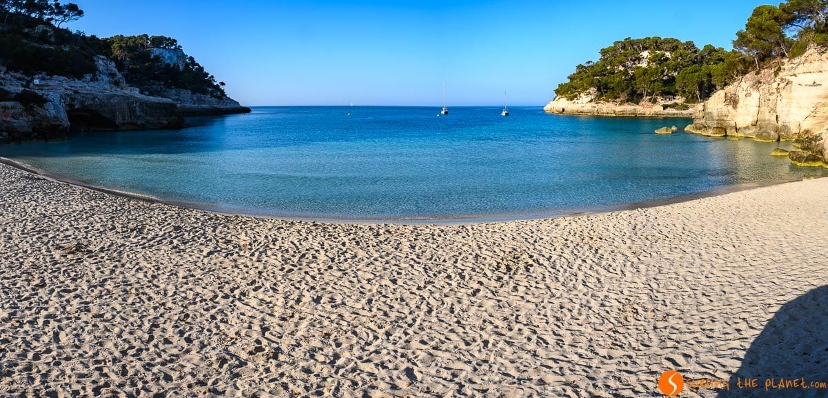 Sin gente, Cala Mitjana, Menorca, España | Las 25 mejores calas de Menorca