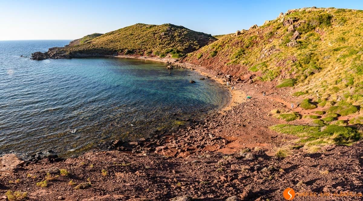 Soledad en Cala Roja, Menorca, España | Las 25 calas y playas más bonitas de Menorca