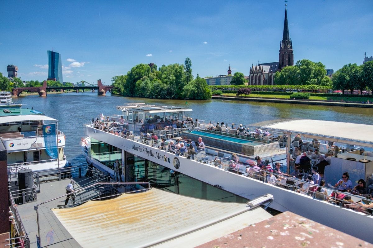 Paseo en barco por el Río Meno, Frankfurt, Alemania Paseo en barco por el Río Meno, Frankfurt, Alemania