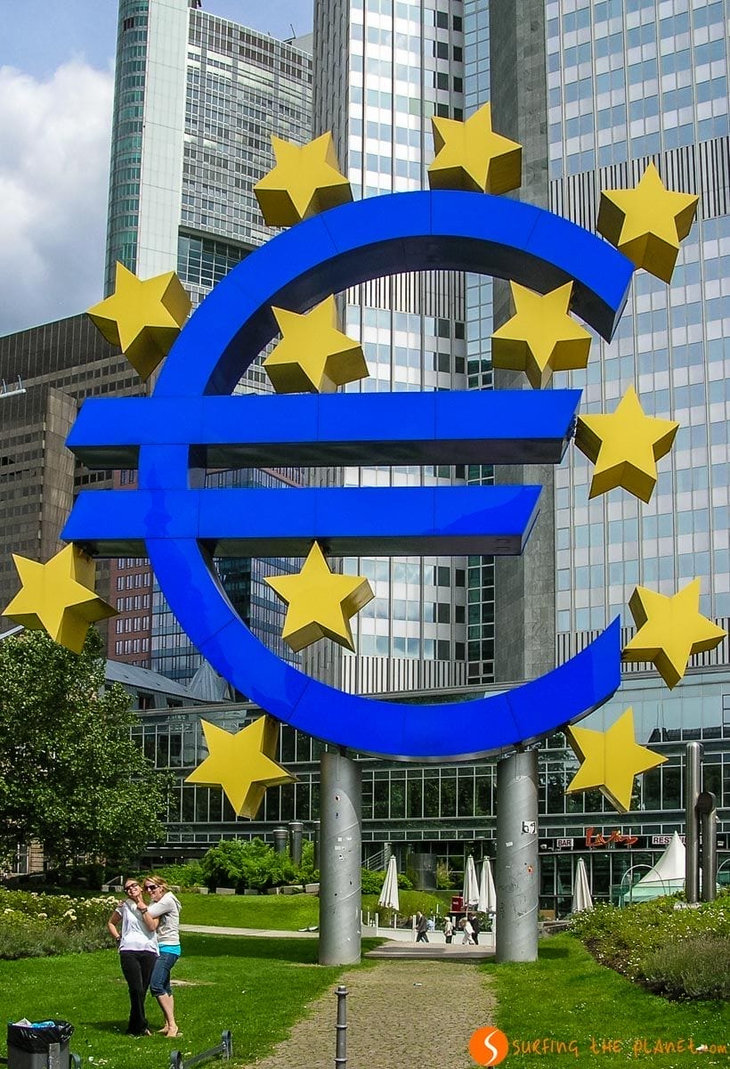 Símbolo del Euro, Plaza Willy-Brandt, Frankfurt, Alemania Símbolo del Euro, Plaza Willy-Brandt, Frankfurt, Alemania