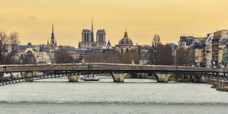 Paseo en barco por la Sena, París