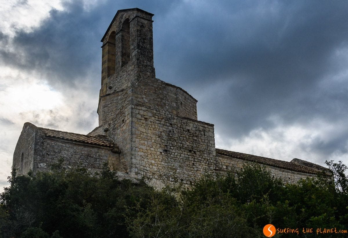 Iglesia románica en el Castillo de Olèrdola, El Penedès, Cataluña, España Iglesia románica en el Castillo de Olèrdola, El Penedès, Cataluña, España